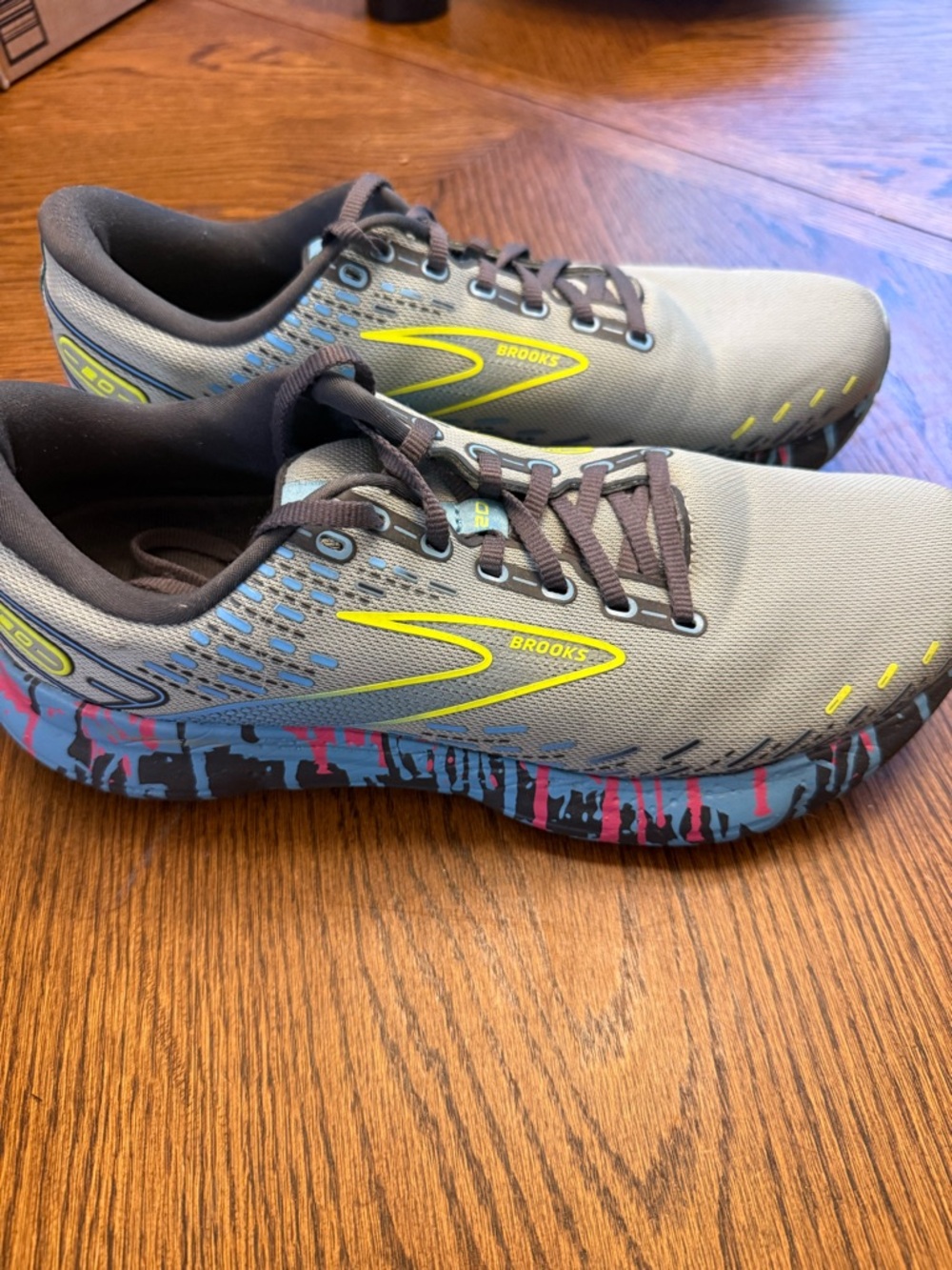 Men’s Brooks Gray Running Shoes with Neon Yellow Accents and Multicolor Midsole